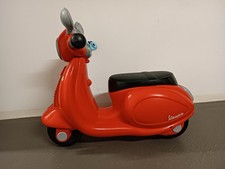 Chicco Vespa per Bambini Primavera Rossa, Moto Giocattolo Cavalcabile con Panne