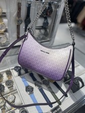 Pochette nuova con etichette