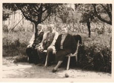 B2-  Foto Photo Fotografia Anni 60 - Trio Anziani su Panchina Campo Bocce