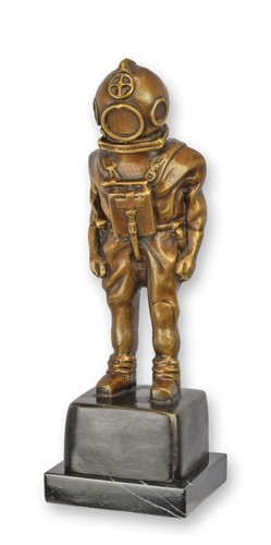 Una scultura bronzo - una, in