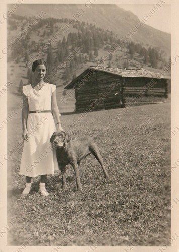 Giovane donna con - , cane