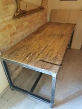 Tavolo vintage. Piana in legno fatta con porta vecchia e struttura in ferro