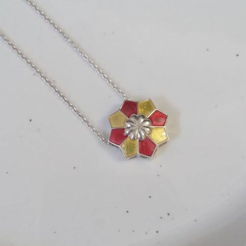 Collana con ciondolo smaltato
