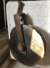 Carrucola antica; struttura in ferro e carrucole legno; periodo fine 800