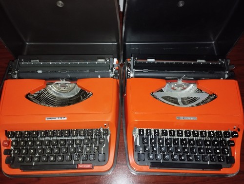 Coppia macchine scrivere - di, da