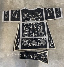 Dalmatica stola in tessuto nero  ricamato a catenella con decori floreali