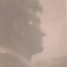 Profilo giovane uomo