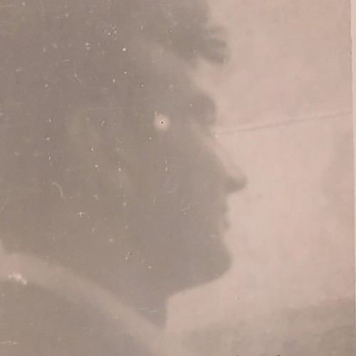 Profilo giovane uomo