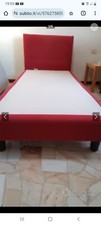 letto singolo sommier marca vefer, rivestito in velluto rosso.
