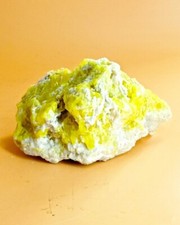 Drusa di cristalli di zolfo su calcite.