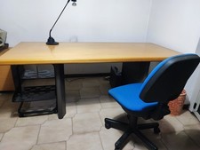 Mobilio da ufficio: scrivania, cassettiera bassa e mobile con ante e cassetti