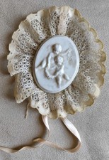 PORCELLANA - PLACCHETTA CON AMORINI E TRINA PER I NEONATI . DA CULLA. PRIMI 900