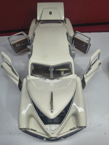 Modellino auto bianco