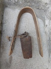 Antico Campanaccio Campana per bovini al pascolo, con collare in legno