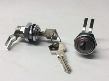 Coppia di serrature e chiavi