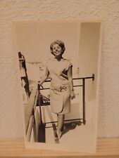 Ritratto di donna appoggiata ringhiera balcone  anni '50 Italia