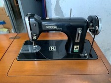Macchina da cucire a pedali Necchi in mobiletto legno (non funzionante)