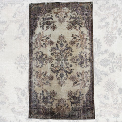 Tappeto floreale vintage fatto