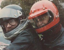 Coppia carina anni 70 in moto con caschi giacche in pelle uomo donna