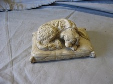 Presse-papiers Sarreguemines en grès fin – Chien couché sur coussin (vers 1860)