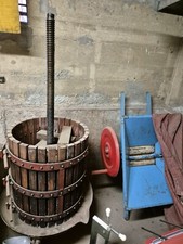 torchio Idraulico per uva usato +pigiatrice manuale +botte in vetroresina