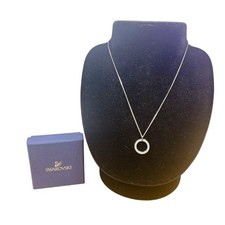 Collana con strass e ciondolo