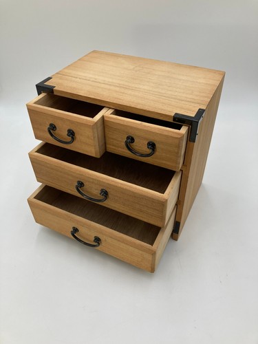 Cassettiera giapponese - , in
