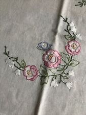 Tovaglia da te centro tavolo fatto di ricamo a mano con fiori e farfalle Leggi