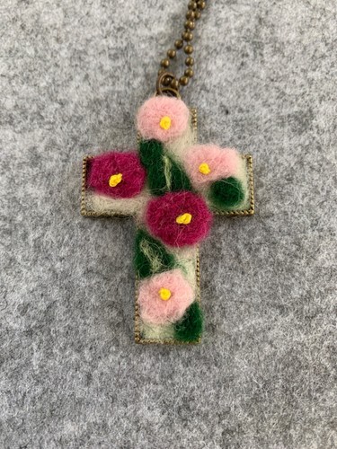 Collana croce arte fibra