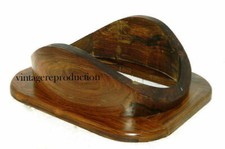 Base in legno marrone elmetto