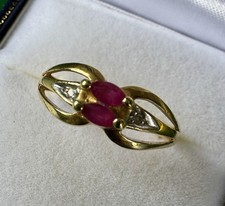 Anello in oro giallo 18 kt con rubini e diamanti misura M