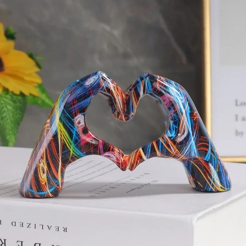 Scultura mani cuore astratto