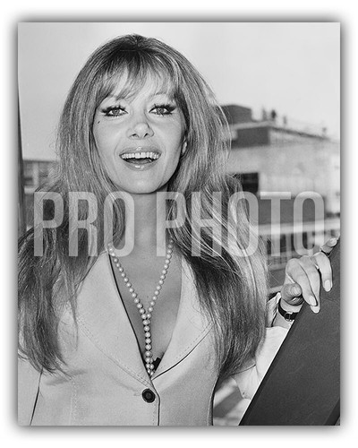 Sexy ingrid pitt sorrisi - sexy,