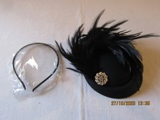 NUOVO DRESHOW PILLBOX CAPPELLO FASCINATORE IN NERO CON SPILLA DIAMANTE E PIUME.