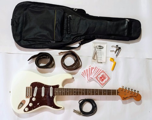 Squier fender stratocaster - by,