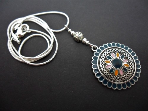 Una bellissima collana - una,