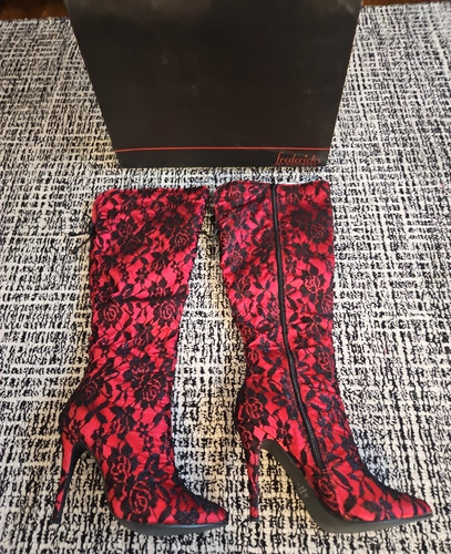 Nuovi stivali stiletto