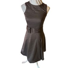 Abito smanicato marrone H&M aderente e svasato con cintura sopra il ginocchio bottoni casual, taglia 4