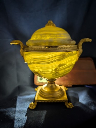 Onyx alabaster urn griffin - onyx/alabaster,