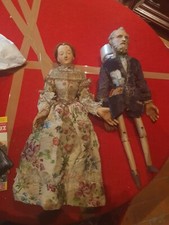 coppia antichi manichini/ bambole 1700 in cartapesta e legno con vestiti dell'ep