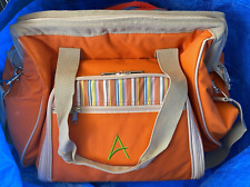 Borsa Termica con Tasca Frontale contenente posate, piatti e bicchieri.