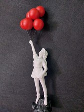 STATUA SCULTURA RESINA CON BASE TIPO BANKSY PALLONCINI ROSSI BAMBINA PALESTINA