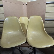 3 sedie vintage gialle Herman Miller Eames in fibra di vetro con scocca laterale (piccolo foro) 
