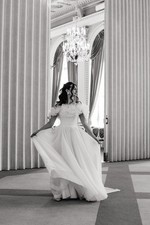 Abito da sposa con fiori realizzati a mano