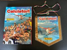 ALBUM CARTONATO FIGURINE PANINI 2018 19 COMPLETO - MEDAGLIA GAGLIARDETTO TIMBRO