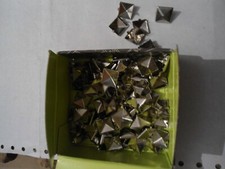 BORCHIE PIRAMIDE QUADRATE 12mm