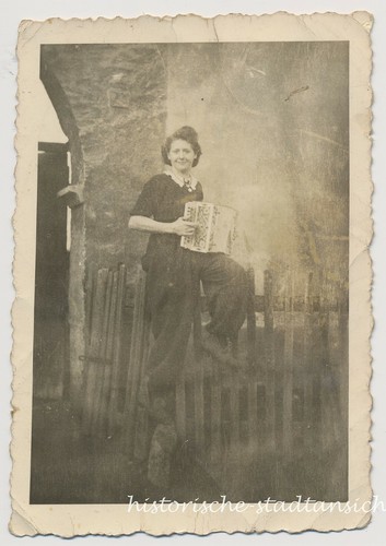 Donna con fisarmonica - , a
