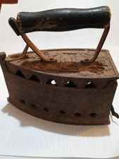 Ferro da stiro d'epoca a carbone in ghisa manico in legno  vintage funzionante
