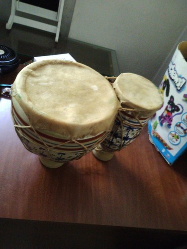 Bongo due tamburi in - a,