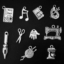 ? LOTTO 10 CHARMS tema HOBBY CREATIVI cucito pittura fotografia musica cucina